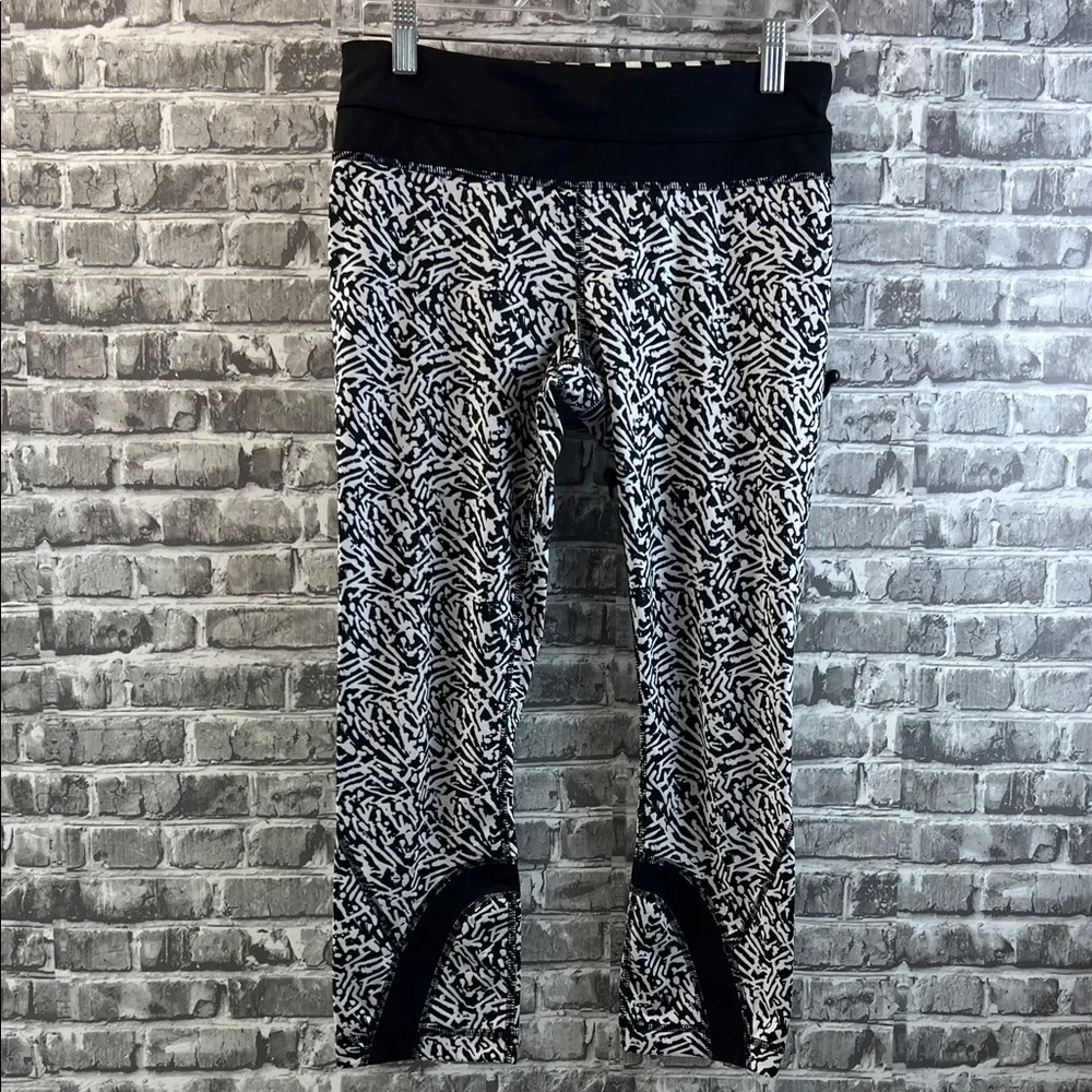 Stylish‎ Lululemon capri Black and White Patterned leggings
